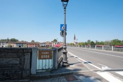 Ponte sul fiume Adda a Pizzighettone, Cremona, con il campanile della chiesa di San Bassiano sullo sfondo a destra - © BAMO / Shutterstock.com