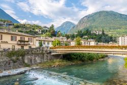 Ponte sul fiume Adda a Sondrio. La città rappresenta il cuore geometrica della Valtellina in Lombardia - © milosk50 / Shutterstock.com