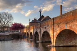 Ponte sul fiume Avon a Stratford-upon-Avon, Inghilterra - Clopton Bridge, il bel ponte che attraversa il fiume Avon e che con le sue dolcissime sponde bagna la città. Questa struttura ...