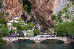 Un ponte sul fiume Buna a Blagaj: al cospetto della montagna - il fiume Buna nasce da una montagna a Blagaj e, dopo un precipizio di 200 metri, scorre lungo il territorio del cantone Erzegovina-Narenta, ...