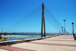 Ponte sul fiume con il Mar Mediterraneo sullo sfondo, Fuengirola, Spagna - © Arena Photo UK / Shutterstock.com 