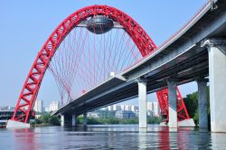 Ponte sulla Moscova a Mosca, Russia - Uno dei ponti che attraversa il fiume su cui sorge la città russa. E' fra i più suggestivi dal punto di vista architettonico © Besedin ...