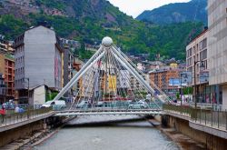 Ponte sul fiume Gran Valira a Andorra la Vella, Andorra. La bella architettura del ponte che attraversa il principale corso d'acqua di questo territorio - © Byelikova Oksana / Shutterstock.com ...