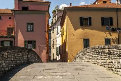 Ponte sul fiume Magra con case colorate nel centro storico di Pontremoli, Toscana.

