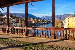 Il Ponte Vecchio (o degli Alpini) e le case colorate affacciate sul fiume Brenta a Bassano del Grappa, Veneto.



