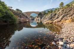 Il Ponte Vecchiu  si erge sul fiume Fango, ...