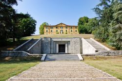 Pontecchio Marconi vicino a Sasso Marconi, Bologna: ecco Villa Griffone, che ospita il mausoleo dello scienziato italiano - © Fabio Caironi / Shutterstock.com