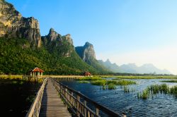 Un ponticello in legno sul lago nel parco nazionale di Sam Roi Yod, Prachuap Khiri Khan, Thailandia.
