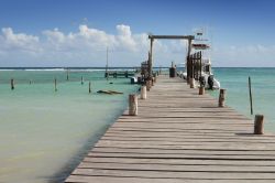 Pontile in legno sulla costa di Mahahual, Messico.
