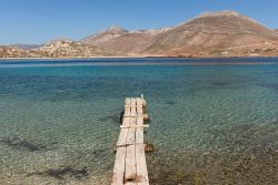 Pontile in legno sull'isola di Nikouria nei pressi di Amorgo, Cicladi, Grecia.

