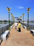 Pontile sul fiume Chao Phraya a Nonthaburi (Thailandia). A decorare la costruzione ci sono statue thai come lampade - © Duangjit Niljinda / Shutterstock.com