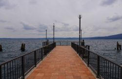 Pontile sul lago di Bracciano a Trevignano Romano, provincia di Roma, Lazio. Il borgo medievale si affaccia sulla costa settentrionale di questo lago di origine vulcanica.

