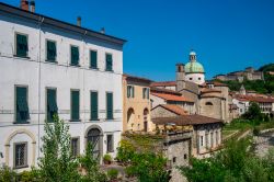 Pontremoli, Toscana: il centro con la cupola del duomo di Santa Maria del Popolo e il castello del Piagnaro sullo sfondo.

