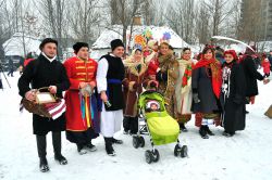 La popolazione ucraina festeggia il Natale nelle chiese ortodosse di Kiev. Siamo nel museo a cielo aperto "Mamaeva Sloboda" - © Mikheyev Viktor / Shutterstock.com