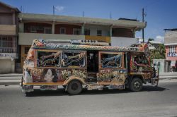 Port-au-Prince, Haiti: un tipico minibus, chiamato "tap tap", nelle strade della capitale del paese caraibico - © naTsumi / Shutterstock.com