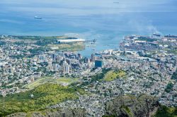 Port Louis vista dall'alto, Mauritius: fu sotto i francesi, a partire dal 1735, che questa località venne promossa a capitale dell'isola.
