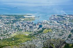 Port Louis vista dall'alto, Mauritius: fu sotto i francesi, a partire dal 1735, che questa località venne promossa a capitale dell'isola.
