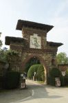Porta d'accesso al borgo di Grazzano Visconti, Piacenza - Chiuso al traffico veicolare, al borgo piacentino si può accedere a piedi dopo aver parcheggiato in due ampie e apposite ...