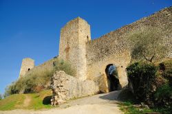 La porta di accesso alle mura di Monteriggioni (Toscana) - Tutto l'agglomerato del castello fu costruito nel 1200 e non di meno la sua porta. Questa aveva una duplice funzione: la prima ...