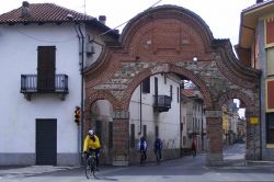 Porta Alice: un arco nel centro storico di Borgo d'Ale in Piemonte - © F Ceragioli - CC BY-SA 3.0, Wikipedia