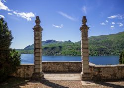 Porta d'accesso a una scalinata lungo il lago di Lugano a Morcote, Svizzera (Canton Ticino).
