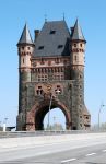 La monumentale porta d'accesso alla città di Worms in Germania, nota come Nibelungenturm, costruita nel 1900 sul ponte che attraversa il Reno - foto © Colman Lerner Gerardo / ...