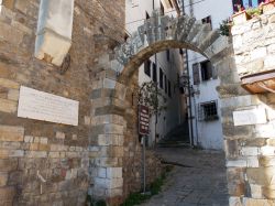 Porta d'accesso medievale nel borgo di Scarlino in Toscana
