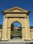L'imponente porta di ingresso a Villa dei Vescovi a Torreglia. Il sito era stato scelto da Tito Livio, il celebre storico dell'antica Roma - © cristalvi / Shutterstock.com