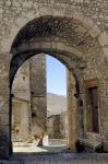 La porta di accesso al borgo di Santo Stefano di Sessanio, L'Aquila, Abruzzo.
