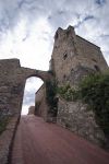 Porta di accesso al borgo di Tignano in Toscana - © Vignaccia76 - CC BY 3.0, Wikipedia