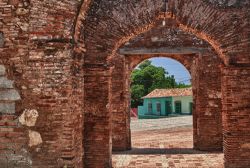 Porta di accesso a Trinidad, Cuba - una porta di accesso alla città vecchia di Trinidad, ai suoi mille colori e ai suoi ricordi. Entrando nella città vecchia si ha infatti la sensazione ...