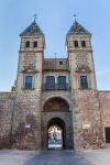 L'antica Porta di Bisagra conduce all'antico borgo di Toledo. Fu fondata in età araba ma solo con Carlo V venne ristrutturata così come oggi la vediamo. Ha evidentemente ...