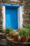 Porta di legno azzurra nel villaggio di Piodao, Portogallo - Legno tinteggiato di azzurro per questa porta d'ingresso ad un'abitazione del borgo rurale portoghese © Carlos Caetano ...