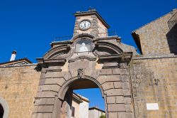 Porta di Poggio, uno dei punti di accesso al borgo di Tuscania nel Lazio  - © Mi.Ti. / Shutterstock.com