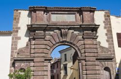 Porta di San Francesco a Bolsena, Italia. Risale al 1574 questa bella porta d'ingresso alla città di Bolsena: tutt'oggi ne rappresenta uno dei più importanti simboli monumentali ...