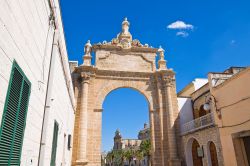 La Porta di Sant'Angelo a Manduria, Puglia, Italia. Eretto per motivi devozionali, quest'arco risale alla seconda metà del XVII° secolo.

