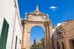 La Porta di Sant'Angelo a Manduria, Puglia, Italia. Eretto per motivi devozionali, quest'arco risale alla seconda metà del XVII° secolo.

