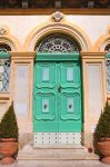 Porta di un palazzo nobiliare di Massafra, Puglia - Il bel portone d'ingresso di un antico palazzo signorile di Massafra decorato e intarsiato © Mi.Ti. / Shutterstock.com