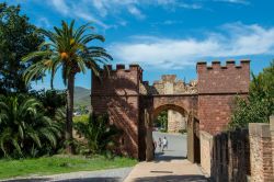 Porta d'ingresso al castello di Castelldefels vicino a Barcellona, Spagna - Testimonianza del passato, questo maniero rappresenta uno dei monumenti di interesse storico e artistico più ...
