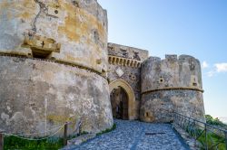 Porta d'ingresso al castello di Milazzo, Sicilia. Situato nel punto più elevato della città, il castello di Federico II° è racchiuso nella cinta aragonese a torrioni ...