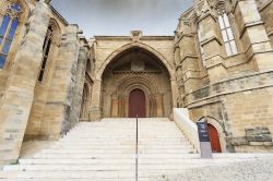 Porta d'ingresso della cattedrale gotica di Lerida, Spagna - © Jef Wodniack / Shutterstock.com