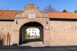 Una porta d'ingresso lungo le mura cittadine a Krefeld, Germania. Uno scorcio delle mura ottimamente conservate di questa località tedesca situata nel distretto di Dusseldorf.
