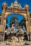 Porta d'Oro in piazza Stanislao e fontana di Nettuno a Nancy, Francia. Patrimonio Mondiale Unesco - © kateafter / Shutterstock.com