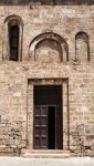 Porta e finestre ad arco nella cattedrale di San Cataldo a Taranto, Puglia. Particolari dell'architettura che impreziosisce l'esterno dell'edificio religioso intitolato a San Cataldo ...