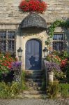 Porta elegante di una casa storica di Rochefort-en-Terre in Bretagna - © Evgeny Shmulev / Shutterstock.com
