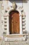 Porta in legno d'ingresso a un palazzo storico di Venosa, Basilicata.



