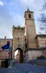 Porta Marina, uno dei punti di accesso al borgo di Saludecio, Emilia-Romagna