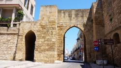 Porta Mesagne a Brindisi, Puglia. Si tratta della più antica porta d'ingresso della città: risale al 1243 quando l'imperatore Federico II° di Svevia volle l'elevazione ...