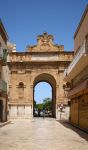 Porta Nuova a Marsala, Sicilia: situata alla fine di via XI Maggio, è una delle 4 porte antiche che delimitavano il centro cittadino. Risale al 1790 - © Valery Rokhin / Shutterstock.com ...