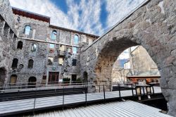 Porta Praetoria a Aosta, Valle d'Aosta. Situato fra via Sant'Anselmo e via Porta Praetoria, questo monumento rappresenta l'antico ingresso alla città di Augusta Praetoria. ...